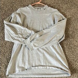 Nike Men’s Light Gray Long-Sleeve Crewneck Shirt